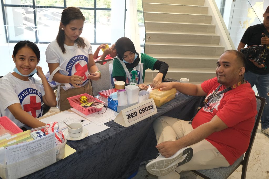 May be an image of 5 people, table and text that says "PHILIPPINE R PHILIPPINE A RED CROSS NZANLEYS"